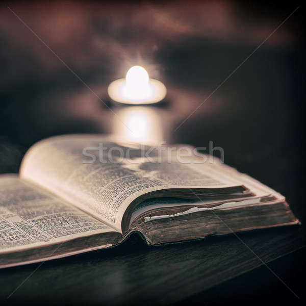 商业照片: 圣经 · 蜡烛 ·低·光· 现场 · 复活节
