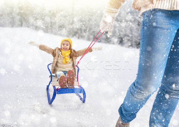 商业照片: 亲 · 孩子 · 小女孩 · 享受 · 雪橇 / child sledding.