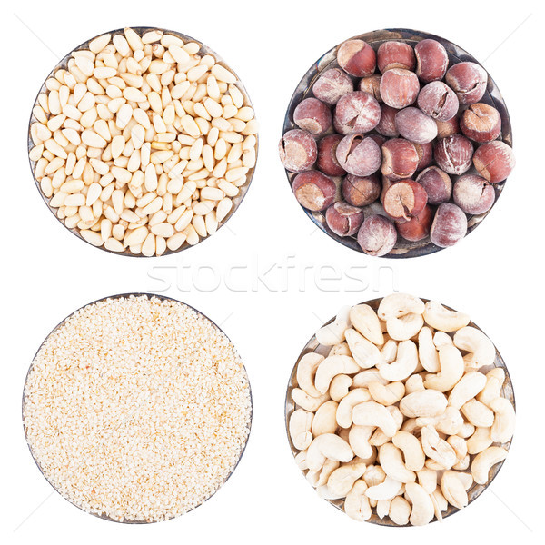 商业照片: 坚果    盘    孤立    白    组    壳 / assorted nuts