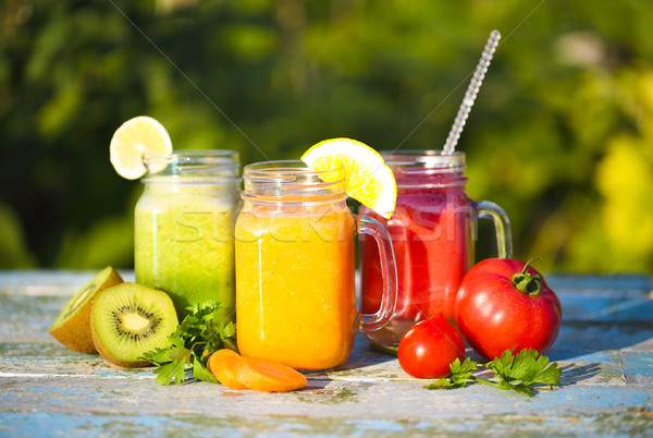 食品    水果 / three glasses of vegetable and fruit juice