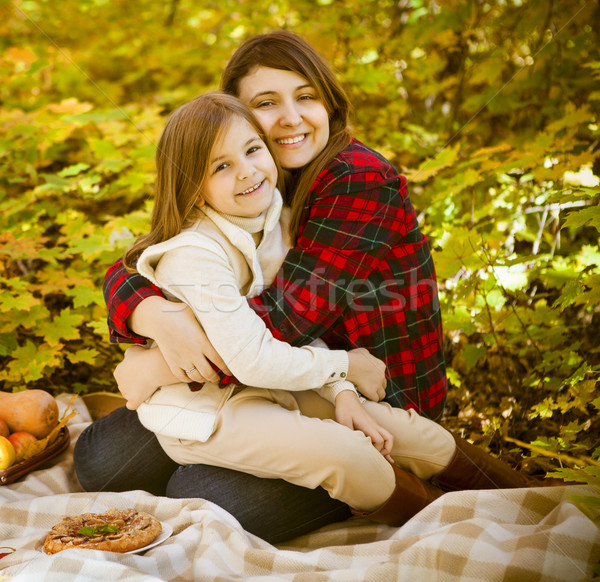 野餐 · 年轻 / happy young mother with daughter on autumn