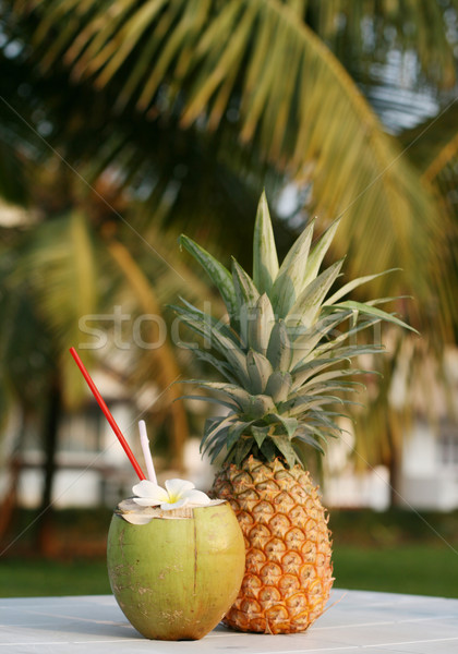 喝    表    水果 / fresh coconut drink and pineapple on the