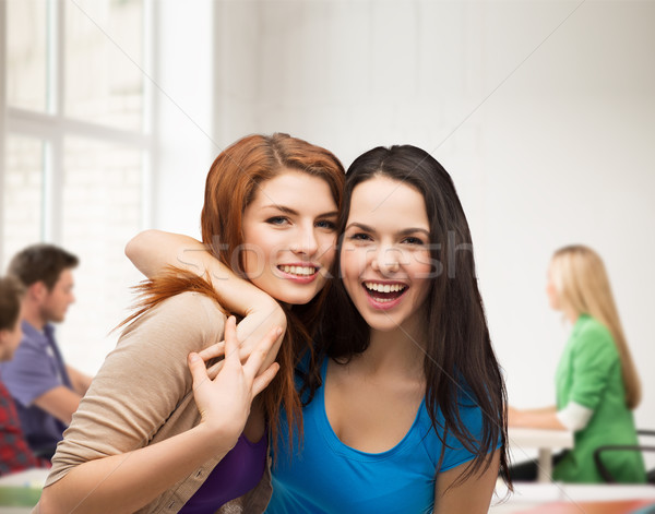 商业照片: 二·笑· 女孩 · 拥抱 · 友谊 · 教育