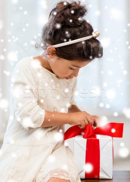 x-mas, birthday concept - happy child girl with gift box  增加