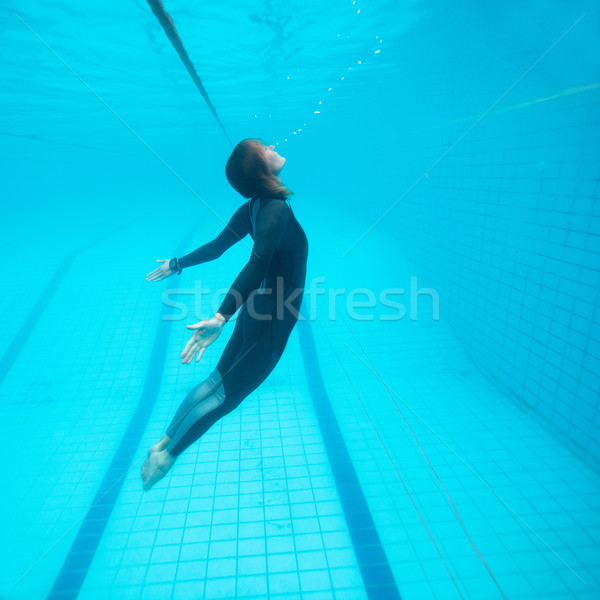 商业照片: 女· 潜水员 · 飞行 · 水下 ·飞· 游泳池