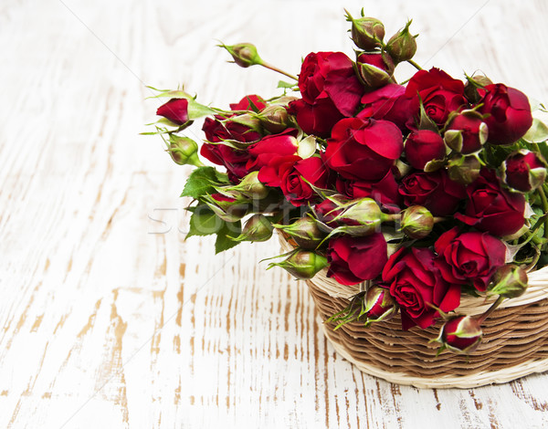 红玫瑰    篮    木    婚礼    爱    玫瑰 / basket with red roses