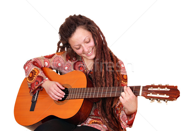 吉他 · 女子 · 音乐 / girl with dreadlocks hair play guitar