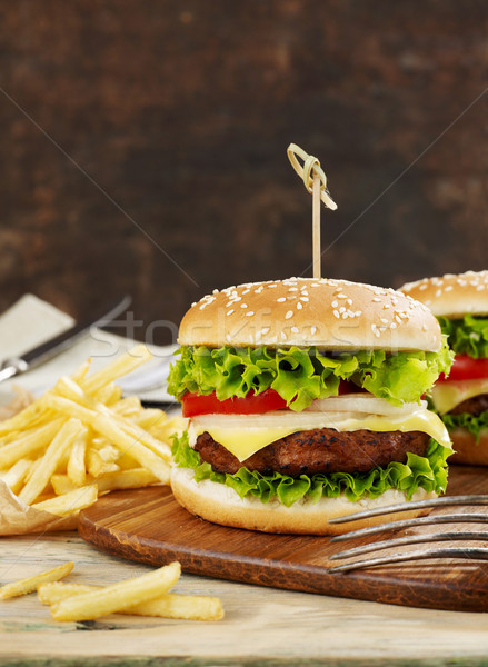 商业照片: 经典 · 汉堡 · 薯条 · 食品 · 面包 · 西红柿