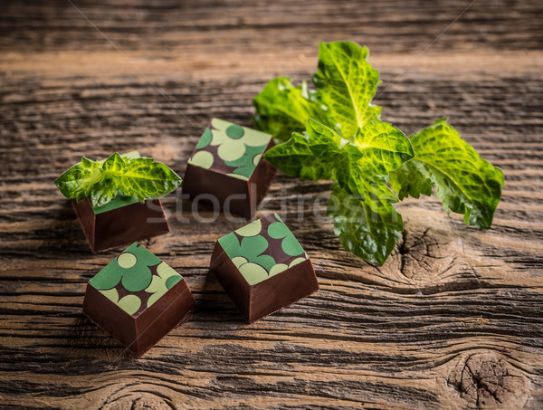 商业照片: 巧克力 · 薄荷 ·木· 背景 · 黑暗 ·甜 / chocolate