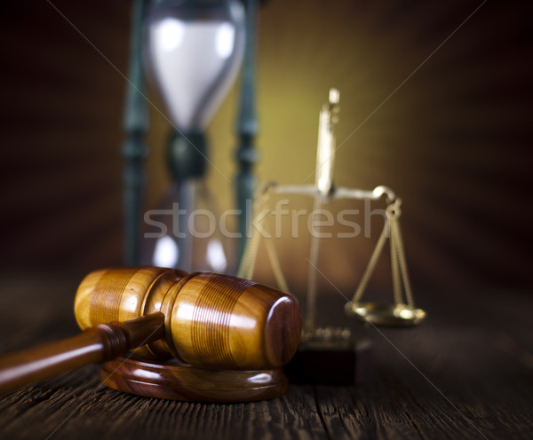 商业照片:木· 法槌 ·法·秤· 律师 · 法官 / judges wooden gavel