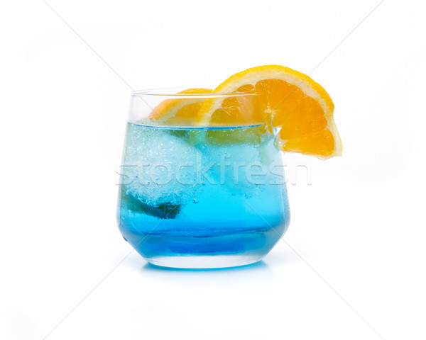 蓝色 · 鸡尾酒 · 玻璃 · 冰 · 喝 · 柠檬 / a cocktail of blue