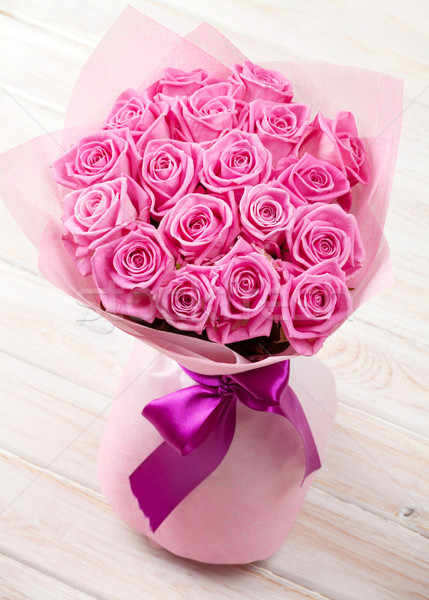商业照片: 粉红色 · 玫瑰 · 花束 · 木桌 · 花卉 · 婚礼