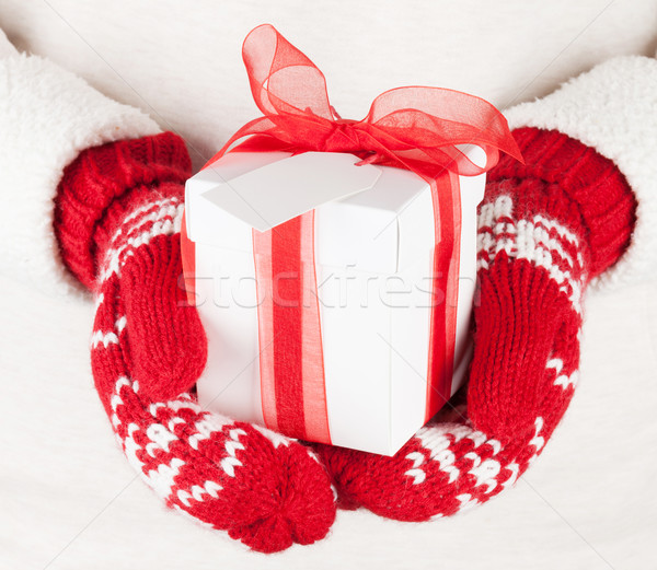 手    圣诞节    礼物    红色 / female hands holding christmas