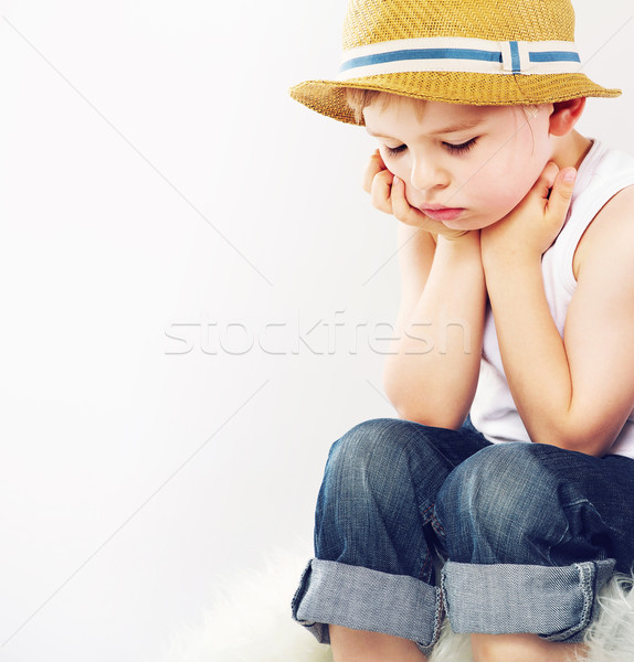 商业照片: 伤心 · 男孩 · 草帽 · 可爱 · 婴儿 · 面对 / sad