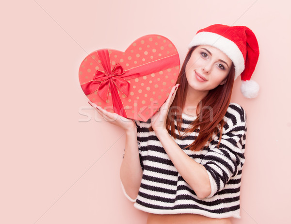 美丽 / a young beautiful caucasian girl in santa claus hat with