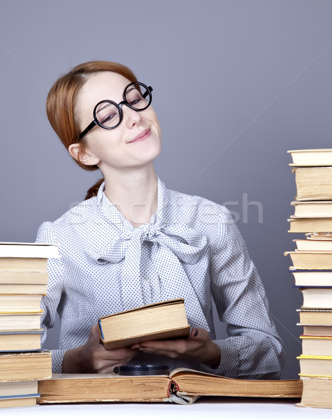 商业照片: 年轻 · 老师 · 眼镜 · 书籍 ·纸