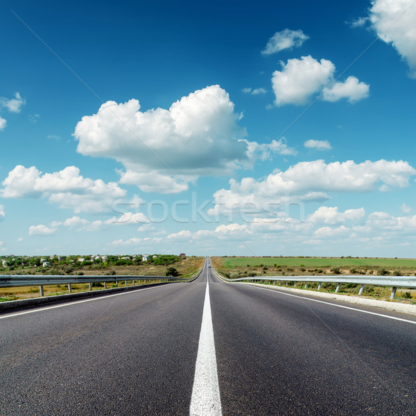 商业照片: 沥青 · 道路 · 地平线 · 多云 · 天空 ·树