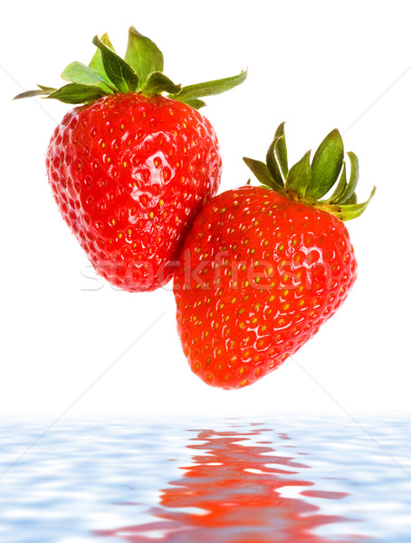 商业照片: 新鲜 · 成熟 · 草莓 · 落下 ·水·白 / fresh ripe