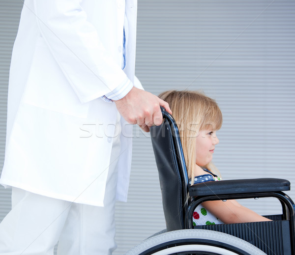 微笑 小女孩 坐在 轮椅 医生 医院 商业照片 wavebreak_media