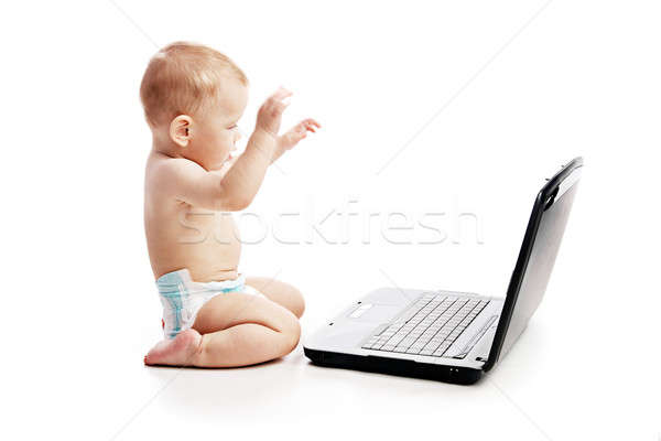 嬰兒 使用筆記本電腦 白 計算機 嬰兒 筆記本電腦 商業照片 © 26kot