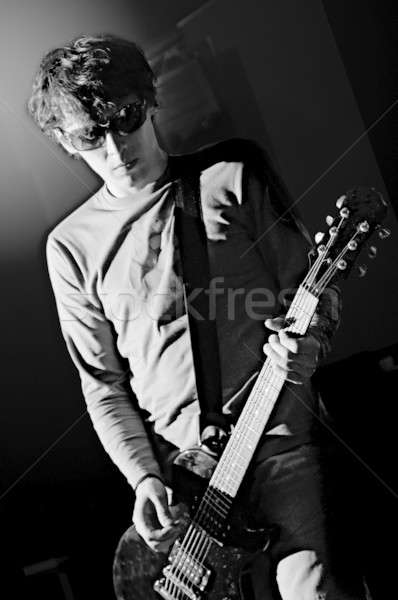 Músico hombre guitarra aislado negro música Foto stock © 26kot