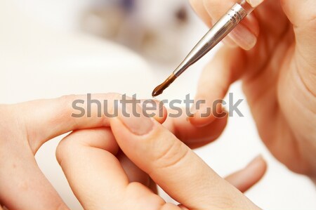 Körömlakk jelentkezik női ujjak kéz nők Stock fotó © 26kot