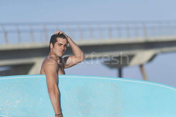 Tineri atractiv Surfer placa de surf plajă Imagine de stoc © 2Design
