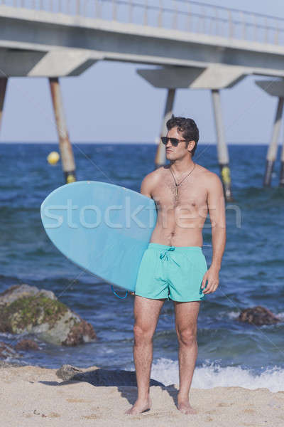 Foto stock: Jovem · atraente · surfista · prancha · de · surfe · praia