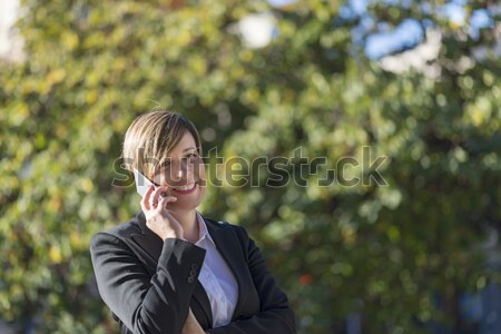 Executivo falante telefone olhando câmera rua Foto stock © 2Design
