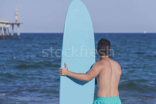 Jungen anziehend Surfer halten Surfbrett Strand Stock foto © 2Design