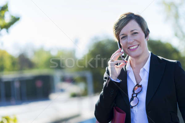 Foto d'archivio: Executive · parlando · telefono · guardando · fotocamera · strada