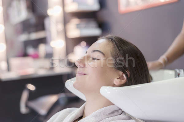 Młoda kobieta mycia salon fryzjerski kobiet klienta szczęścia Zdjęcia stock © 2Design