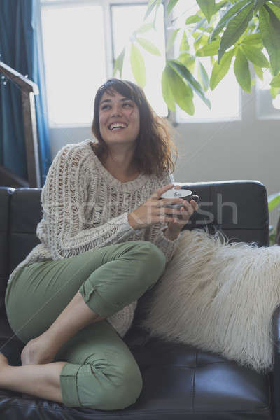 Foto stock: Mulher · sessão · sofá · olhando · para · a · frente · sorrindo