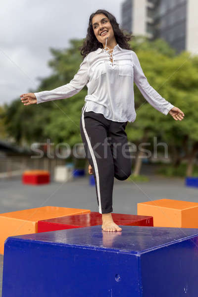 [[stock_photo]]: Jeunes · élégant · cheveux · noirs · femme · sautant · extérieur