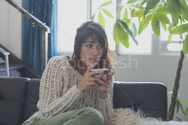 Stockfoto: Vrouw · vergadering · bank · naar · vooruit · glimlachende · vrouw