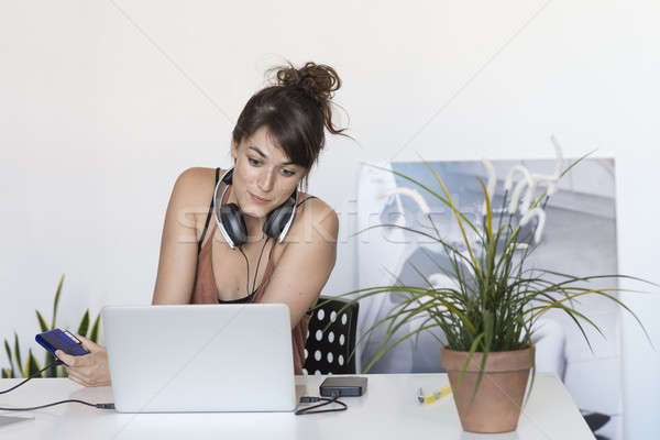 Geschäftsfrau arbeiten Laptop Arbeit Büro Internet Stock foto © 2Design