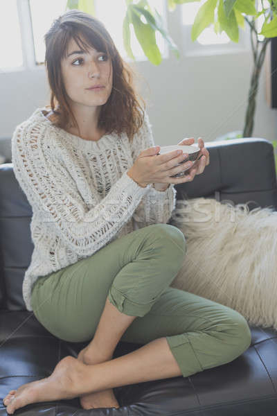 Vrouw vergadering bank naar vooruit glimlachende vrouw Stockfoto © 2Design