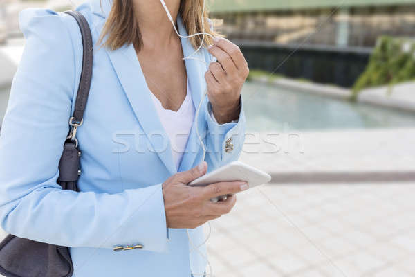 Piękna kobieta odkryty słuchania muzyki miasta Zdjęcia stock © 2Design