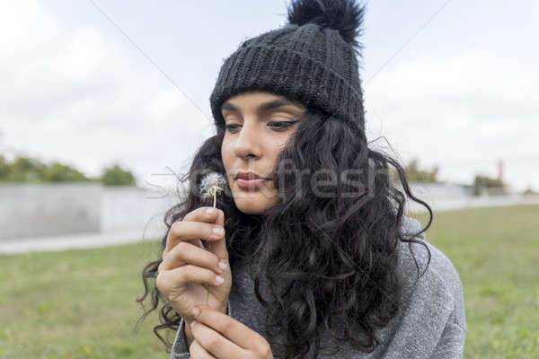 портрет красивая девушка одуванчик цветок красивой брюнетка Сток-фото © 2Design