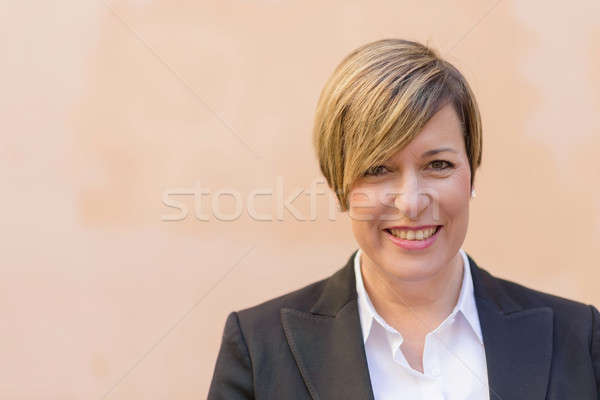 Foto stock: Profesional · mujer · de · negocios · sonriendo · aire · libre · mujeres · belleza