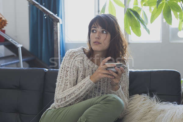 Stockfoto: Vrouw · vergadering · bank · naar · vooruit · glimlachende · vrouw