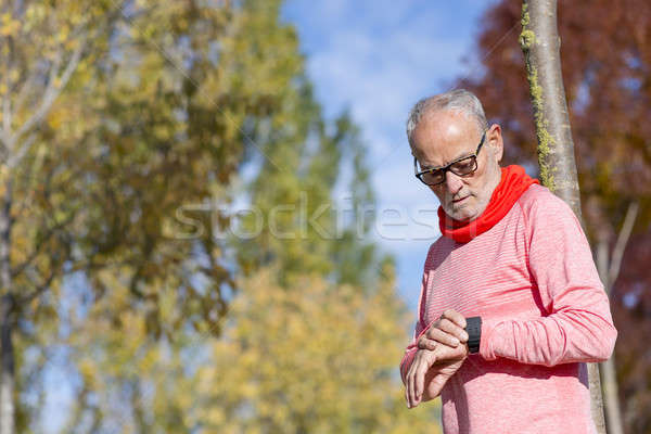 Stock foto: Senior · Läufer · Mann · ruhend · Park · Überwachung