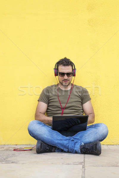 Foto stock: Joven · relajante · piso · escuchar · música