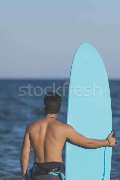 Jungen anziehend Surfer halten Surfbrett Strand Stock foto © 2Design