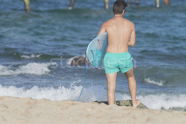 Surfer albastru placa de surf in spatele plajă Imagine de stoc © 2Design