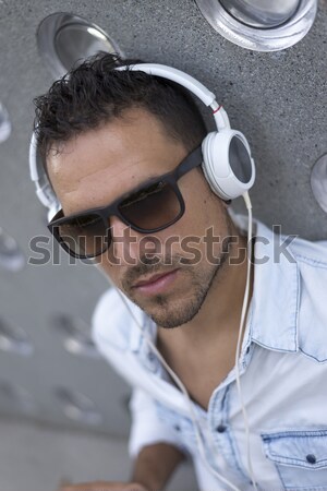 [[stock_photo]]: Portrait · jeune · homme · écouter · musique · ville