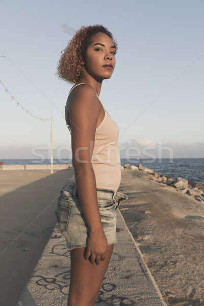 Stock fotó: Afroamerikai · nő · rövidnadrág · tengerpart · Barcelona · szépség