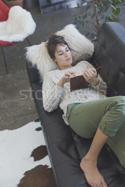 Mujer sofá lectura libro mujeres ventana Foto stock © 2Design