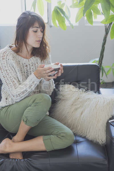 Vrouw vergadering bank naar vooruit glimlachende vrouw Stockfoto © 2Design