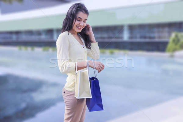 Bellezza shopping donna piedi strada Foto d'archivio © 2Design